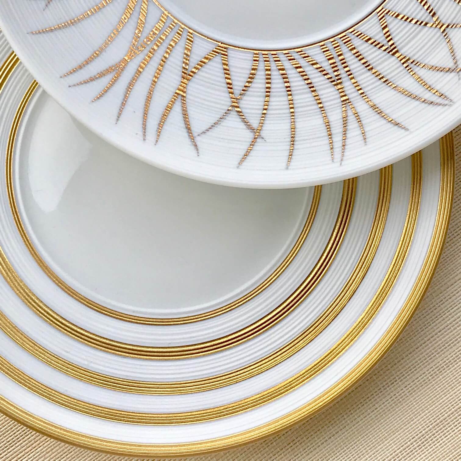 Assiette plate hémisphérique à rayures dorées 31,5 cm