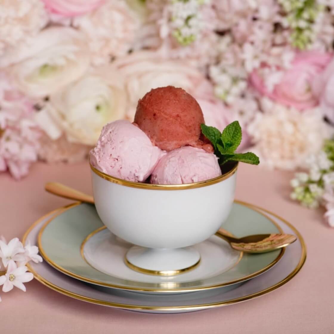 Coupe à dessert sur pied bleu clair H 9,5 cm, 7,5 cm