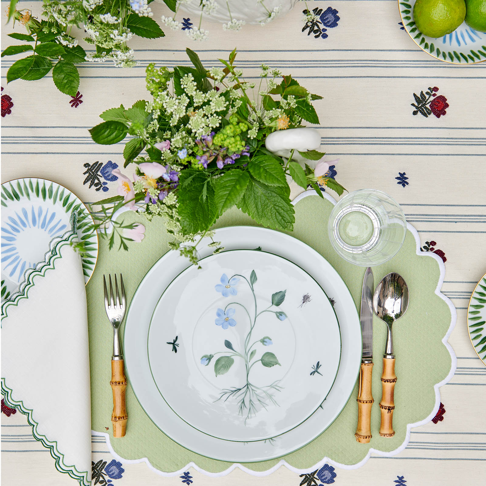 Assiette plate violette fleurie 26,5 cm